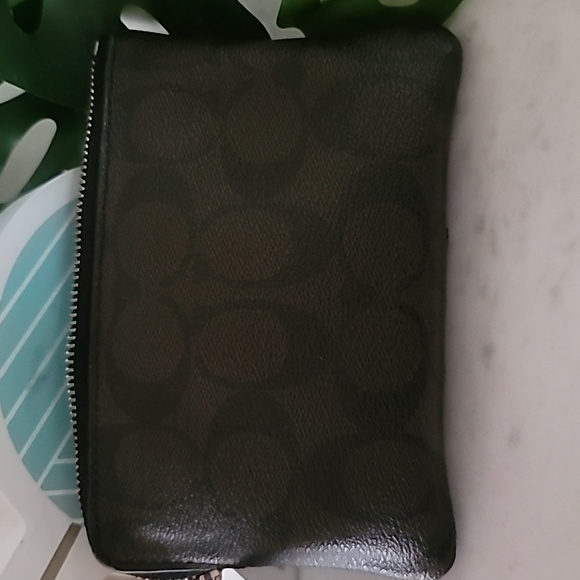 Coach used in great condition wristlet. Open to offers - Picture 4 of 8